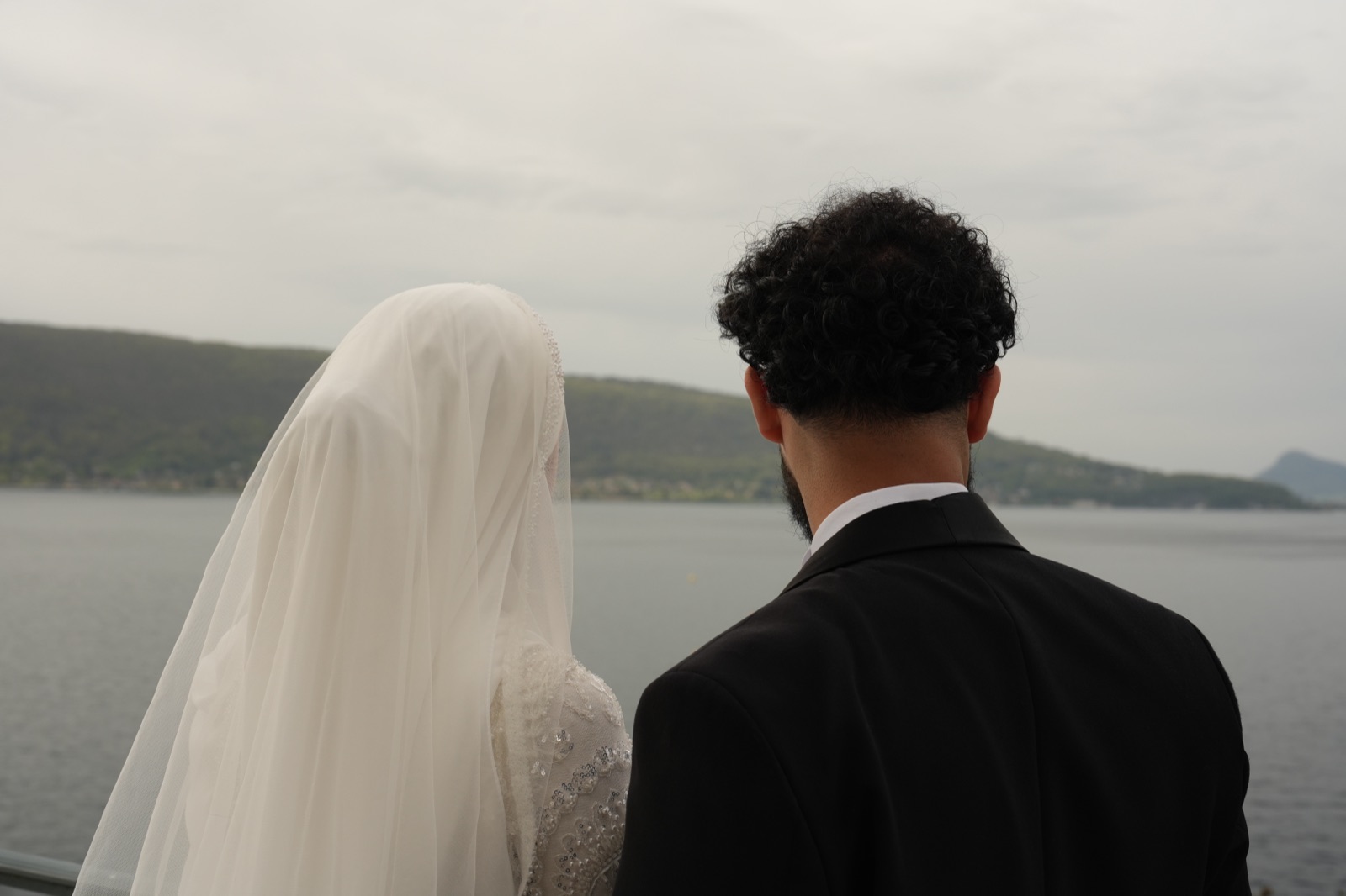 Les mariés de dos face au lac d'Annecy