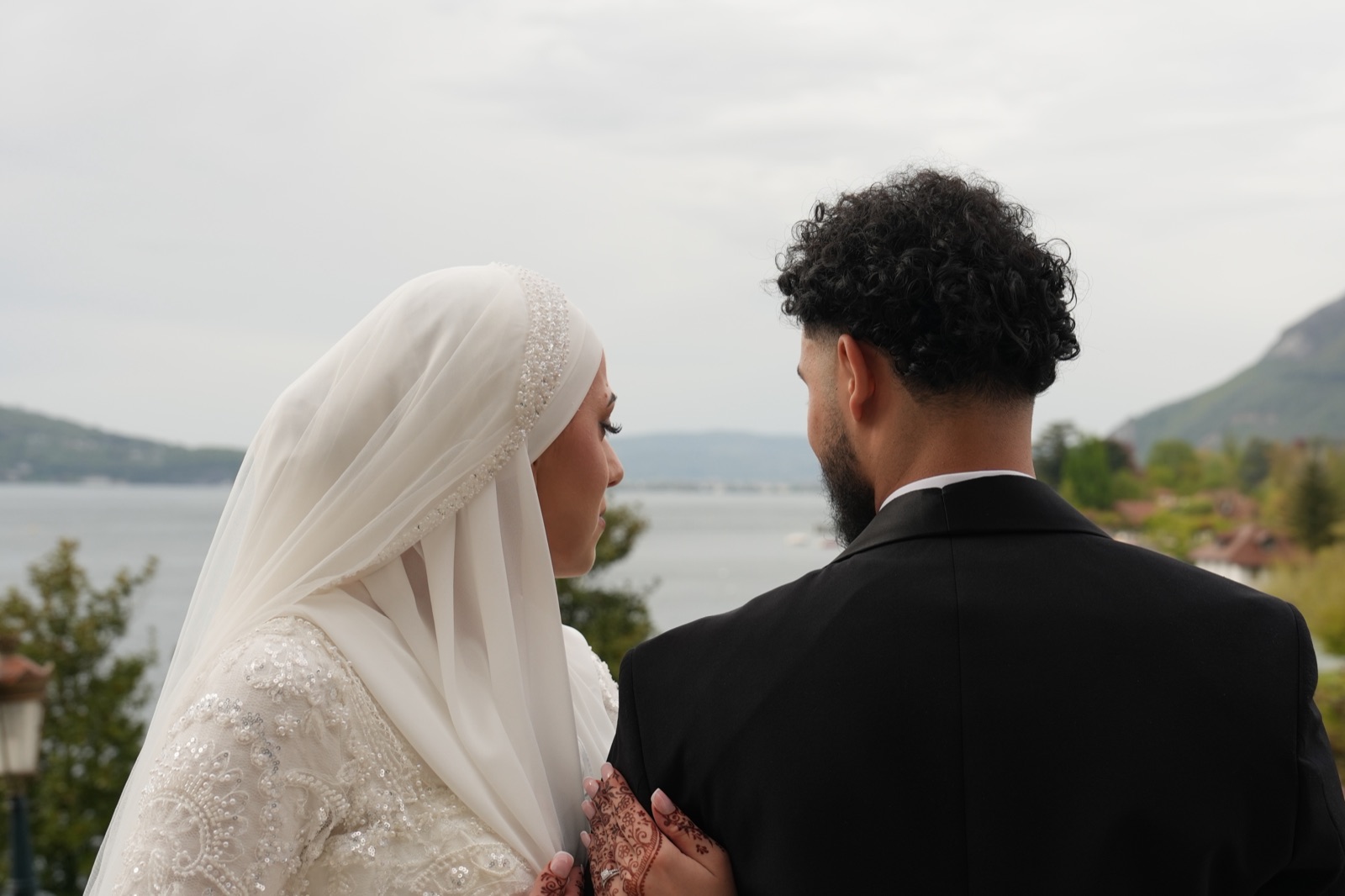Les mariés de dos, voile au vent