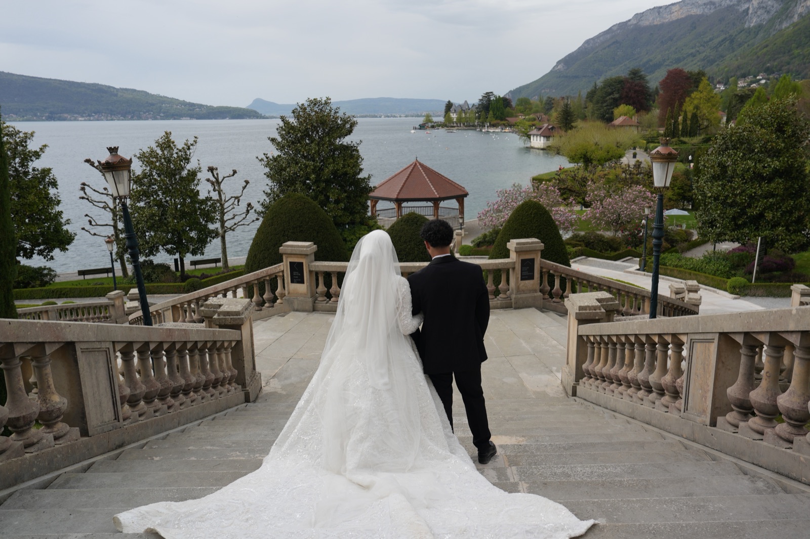 La mariée et son voile, de dos sur les marches